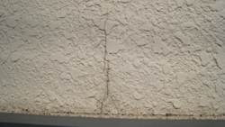壁のひび割れ